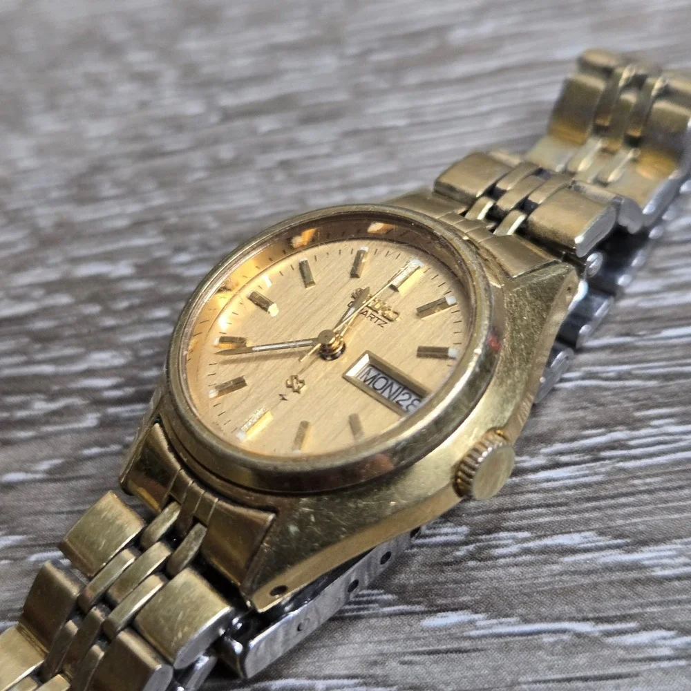 Vintage Seiko Quartz Women Gold Tone Watch Day Date Champagne Dial SQ Japan 2428